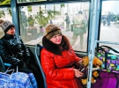 Жінка із собакою на колінах сидить в автобусі перед виїздом із Дебальцевого на Донеччині. У п’ятницю українська влада домовилася з бойовиками про режим тиші, щоб вивезти людей