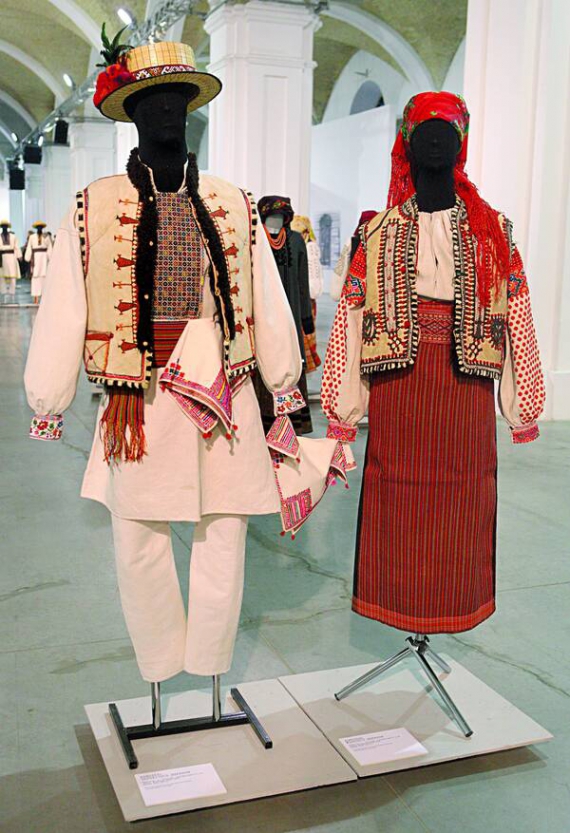 У ”Мистецькому Арсеналі” виставили 100 старовинних костюмів з різних областей ­України. На Гуцульщині шкіряні безрукавки оздоблювали вишивкою та аплікаціями