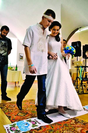 Тетяна та Едуард Ткачі з Миколаєва стають на весільний рушник під час одруження у київському госпіталі