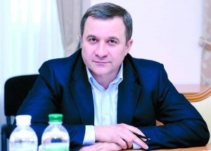 Перший заступник голови комітету Верховної Ради з питань транспорту Ігор Васюник: ”Усі проблеми, які сьогодні маємо, винятково через тотальну корупцію. Якщо її не позбудемось — ніякі гроші Євросоюзу і зброя США нам не допоможуть”