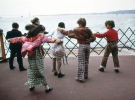Дети играют на ветру во время экскурсии на Стэйтен-Айленд, июнь 1973 года.