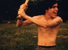 Мальчик играет в софтбол в бруклинском Хайлэнд-парке, июль 1974 года.