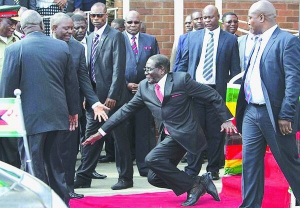 90-річний президент Зімбабве Роберт Мугабе перечепився на червоній доріжці і впав. Фотографів просили не публікувати знімки. Виданням, які їх оприлюднили, погрожували судовими процесами