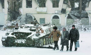 16 лютого жителі Вуглегірська на Донеччині проходять повз підбитий український бронетранспортер. Місто розташоване за 10 кілометрів від Дебальцевого, де тривають бої між терористами й українською армією