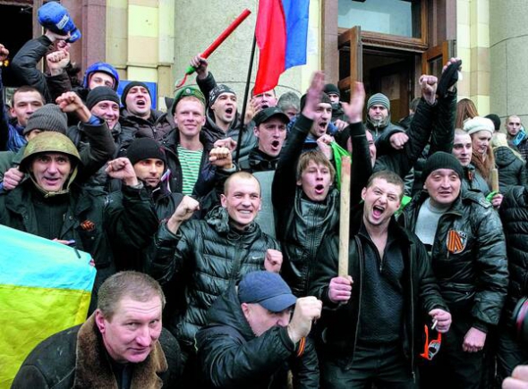 Проросійські протестувальники святкують перемогу після сутичок із майданівцями під облдержадміністрацією в центрі Харкова, 1 березня 2014 року