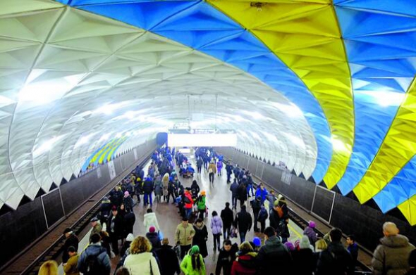 Синьо-жовте оздоблення на центральній харківській станції метро Університет. Тут найщільніший пасажиропотік