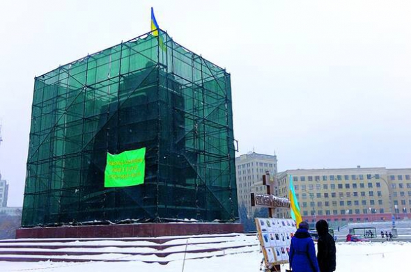 Уламки найбільшого в Україні пам’ятника Леніну на майдані Свободи в центрі Харкова. Фігуру більшовицького вождя місцеві активісти звалили торік 28 вересня. Поряд – зведений волонтерами пам’ятний знак загиблим на Майдані харків’янам