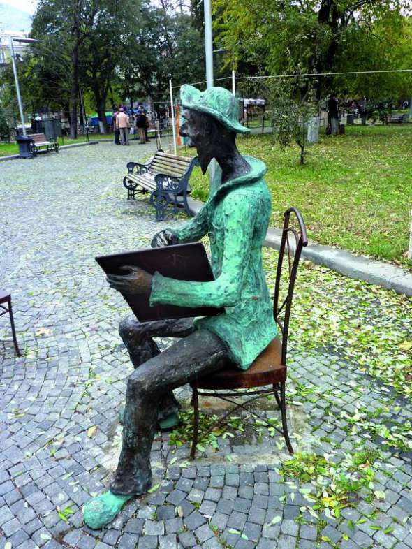 У тбіліських парках та по місту стоять скульптури ельфів та митців