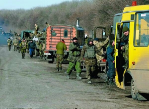 18 лютого з Дебальцевого на Донеччині вивезли 2475 бійців, близько 200 одиниць техніки. Зброю і транспорт, які не могли забрати, знищили або замінували