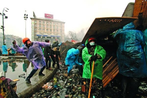 19 лютого 2014 року мітингувальники кидають у ”беркутівців” каміння, у відповідь ті стріляють 