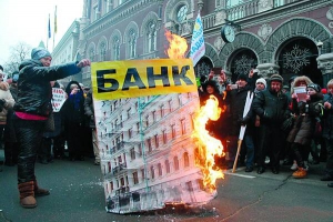 На початку лютого валютні позичальники провели акції протесту біля Нацбанку і Верховної Ради. Вимагали внести поправки до податкового кодексу. Аби на частини боргу, що спишуть у банку, не нараховували 17 відсотків податку