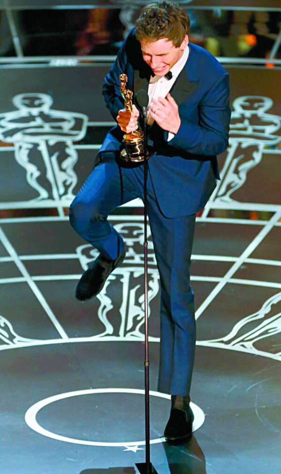 Актор Едді Редмейн отримує ”Оскар” за найкращу чоловічу роль. У фільмі ”Теорія всього” він зіграв фізика Стівена Хокінга