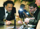 Мексиканський режисер Алехандро Ґонсалес Іньярріту (ліворуч) дивиться, як гравіюють його статуетку ”Оскар”. Фільм ”Бьордмен” отримав нагороди у чотирьох номінаціях