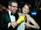 Американський комік Стів Керелл з ”Оскаром” із конструктора ”Леґо” цокається зі справжнім ”Оскаром” акторки Джуліанн Мур на вечірці після нагородження 