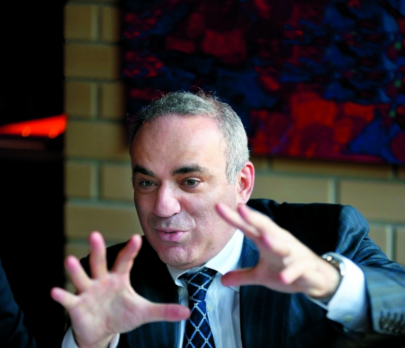 Гаррі КАСПАРОВ, 51 рік, російський шахіст і політик-опозиціонер.  Народився в азербайджанській столиці Баку. Батько Кім Вайнштейн був інженером-енергетиком, мати Клара Каспарова – фахівець з автоматики й телемеханіки. 1986-го закінчив Азербайджанський педагогічний інститут іноземних мов. У 22 роки став 13-м чемпіоном світу з шахів – наймолодшим в історії. 2005-го заявив, що закінчує кар’єру шахіста. Відтоді займається політикою. Різко критикує режим Путіна. У зв’язку із загрозою кримінального переслідування з 2013 року не може в’їхати до Росії. Живе в Нью-Йорку. Очолює міжнародну раду ”Фонду захисту прав людини”, фонд Kasparov chess fondation, який просуває та популяризує шахи в різних країнах. Читає лекції, проводить бізнесові майстер-класи для найбільших світових компаній – Google, IBM, General electric. Володіє інтернет-порталом Каспаров.ру. Займається публіцистикою. Торік у лютому отримав громадянство Хорватії. Має там будинок у приморському курортному містечку Макарська. Був одружений тричі. Від кожного шлюбу має дитину: доньок Поліну та Аїду й сина Вадима