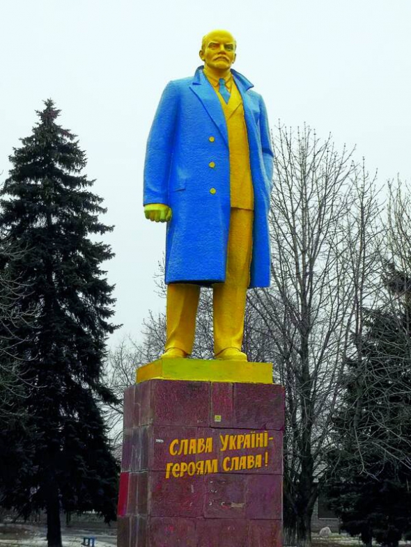 У селищі Велика Новосілка Донецької області пам’ятник Леніну пофарбований у синьо-жовті кольори