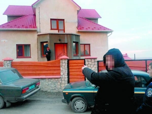 Чоловік показує пограбований ним будинок в селі Біла Тернопільського району. Коли господарів не було вдома, розбив вікно і заліз усередину