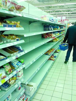 Порожні полиці у львівському супермаркеті ”Ашан”. Минулої неділі розкупили крупи, борошно, олію, туалетний папір