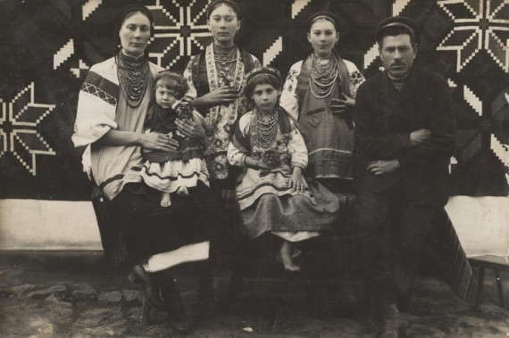 Семья Аксентия и Марты Плаксиив из села Манькивка Бершадского района. Фото 1928 года