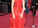 Енн Хетеуей, 2011 рік - 80 тисяч доларів. На церемонію вручення Оскара в 2010 році Енн Хетеуей з'явилася в чарівній яскраво червоній сукні від Валентино вартістю 80 тисяч доларів. Стилісти актриси вдало підібрали прикраси, які підкреслили красу образ: зірка одягла намисто від Tiffany and Co. вартістю 10 мільйонів доларів.