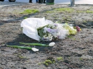 На місце загибелі Михайла Чечетова принесли букети ромашок, бордових хризантем, білих троянд