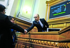 Арсеній Яценюк у сесійній залі приймає вітання з призначенням удруге на посаду прем’єра. 27 листопада 2014 року
