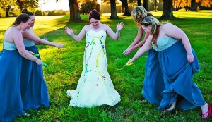 Дружки обливають фарбою весільну сукню американки Шелбі Свінк. Напередодні одруження вона розійшлася з нареченим