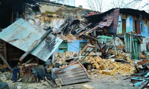 Обвалений будинок на одеській вулиці Пішонівській, 14 був аварійним з 1996 року. Проте там весь час проживали дві сім’ї