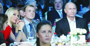 Італійська акторка Орнелла Муті (друга зліва) під час вечері з Володимиром Путіним п’ять років тому в Санкт-Петербурзі. В цей час повідомила театру, що хворіє і не може брати участі у виставах