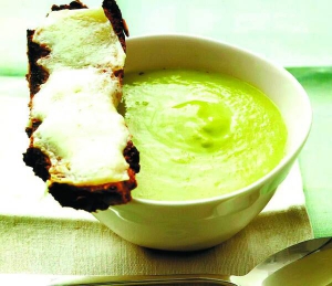 Крем-супи їдять із чорним хлібом. На ньому в мікрохвильовці розплавлюють твердий сир