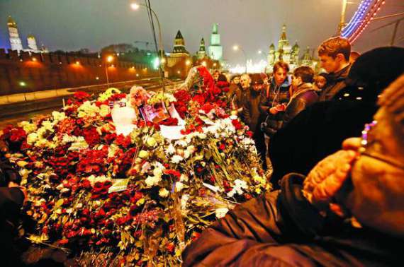 Квіти на Великому Москворецькому мосту, де розстріляли одного з лідерів російської опозиції