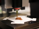 3D-принтер друкує форму з тіста.