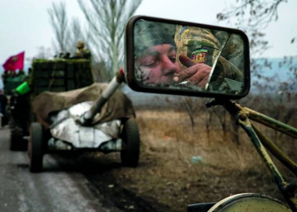 Українські військові з 26 лютого почали відводити важке озброєння від лінії зіткнення на ділянці біля окупованого російськими найманцями Дебальцевого на Донеччині. Відповідно до домовленостей у Мінську, важку техніку відводять за 35 кілометів від фронту. Супротивник вдень також відводить своє озброєння, але вночі повертає назад на передові позиції.  Так маневрує перед спостерігачами ОБСЄ