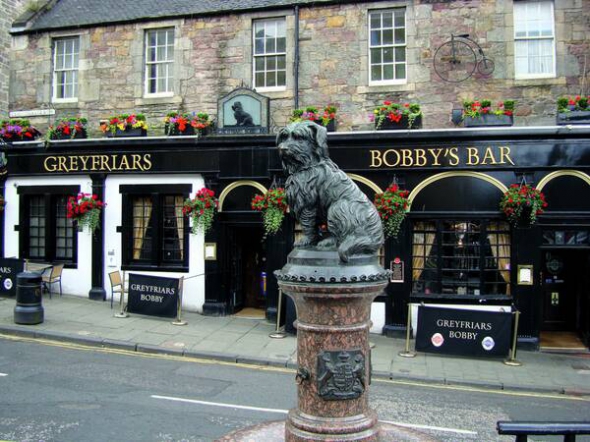 Пам’ятник Боббі стоїть перед пабом Greyfriars Bobby в Единбурзі. Пес щодня приходив на могилу хазяїна. Коли здох, його поховали поряд