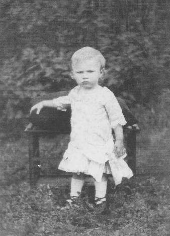 До трех лет меня водили в платьице, может, потому, что донашивал платья старшей сестры. Сергій Прокоф'єв, Сонцівка, 1892