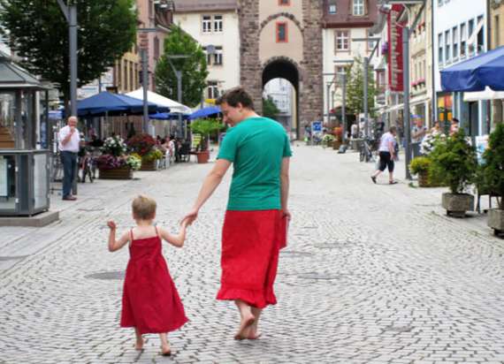 Отец надел юбку в знак солидарности со своим сыном, который решил надеть платье.