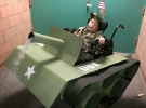 Отчим превращает инвалидную коляску своего 6-летнего сына в танк для Хэллоуина