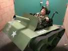Вітчим перетворює інвалідний візочок свого 6-річного сина в танк для Хеллоуїна