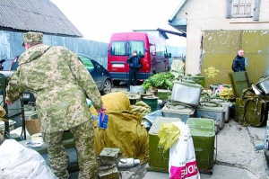 Правоохоронці описують військове майно, що знайшли в дворі капітана Андрія Колесніка в селі Судилків Шепетівського району на Хмельниччині. Він був начальником речової служби військової частини