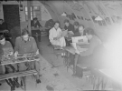 Немецкие военнопленные читают газеты и книги. Великобритания. 1945 год