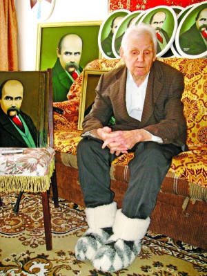 Федір Кучер сидить удома серед портретів Тараса Шевченка. Намалював їх до 200-річчя від дня народження поета, що відзначили торік
