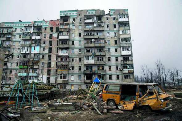 Танки бойовиків ДНР біля будинку, пошкодженого під час обстрілів у Донецьку, 26 лютого 2015 року