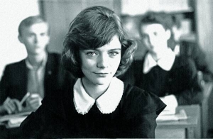 Виконавиця головної ролі у фільмі ”Гостя з майбутнього” Наталія Гусєва на уроці в рідній московській школі, 1980-ті