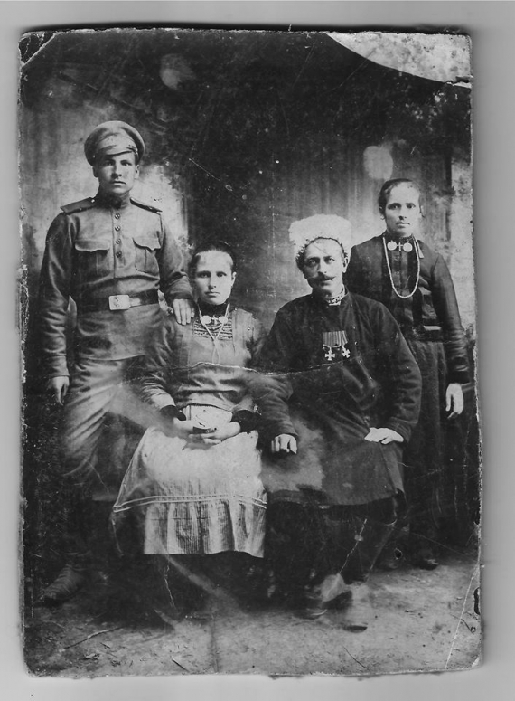 Копайгора Василь з родиною, фото 1907 року. Георгіївський кавалер, згодом – двічі розкуркулений і зрештою розстріляний у 1937 році.