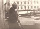 Максим Рильський на балконі готелю «Інтурист» («Жорж») у Львові, 7 серпня 1959 р., фото Богдана Максимовича Рильського