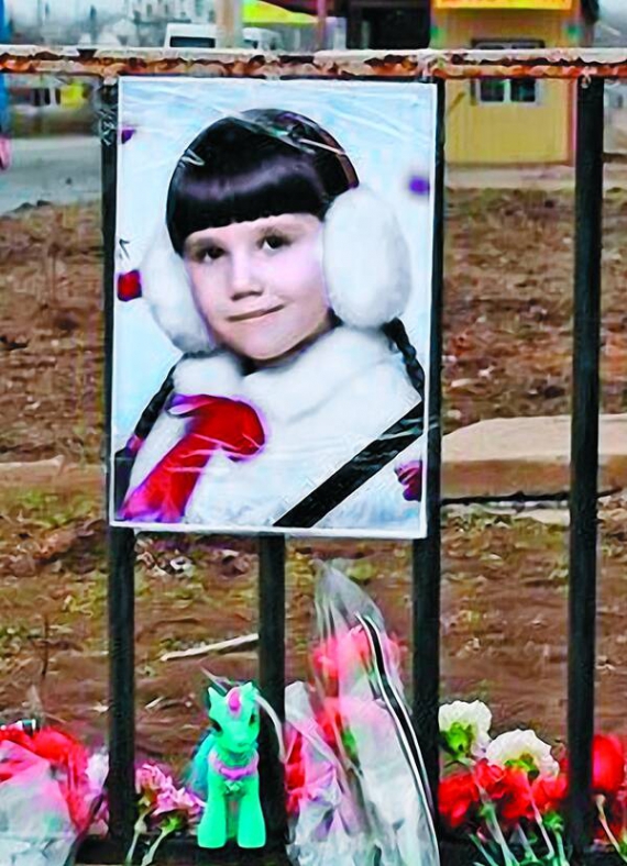 Портрет загиблої під військовим тягачем Поліни Воронової встановили неподалік місця аварії. Дитину поховали в середу на міському кладовищі. На похорон прийшли близько 200 людей