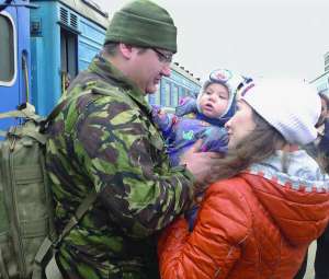 13 березня у Сумах жінка з дитиною зустрічають бійця 27-го реактивного артилерійського полку. Додому з Луганської та Донецької областей повернулися близько 70 ­вояків цього полку