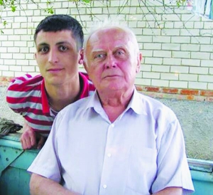 Юрій Солошенко з онуком біля свого будинку в Полтаві. Колишнього українського радіофізика в Росії звинуватили у шпигунстві