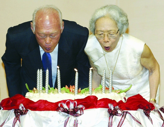 Лі Куан Ю із дружиною Ква Геок Чу задувають свічки на торті на його 80-річчі