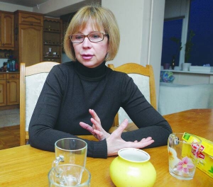 Переселенка з Донбасу Ірина Довгань винаймає квартиру у столиці. Там робить клієнткам косметичні процедури